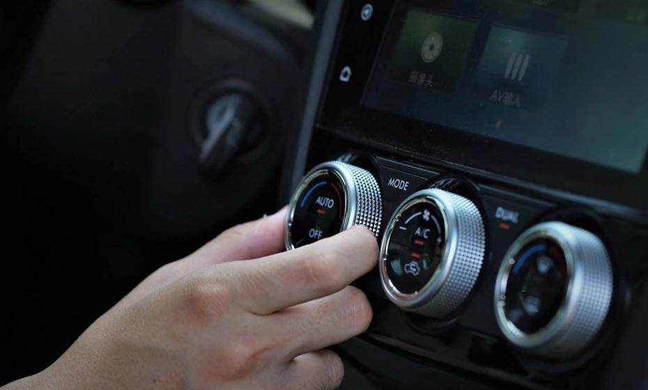 Vom Familienauto bis zum Luxusauto: Wie kann ein Drehknopfbildschirm die Mittelkonsole sowohl einfach als auch fortschrittlich gestalten?